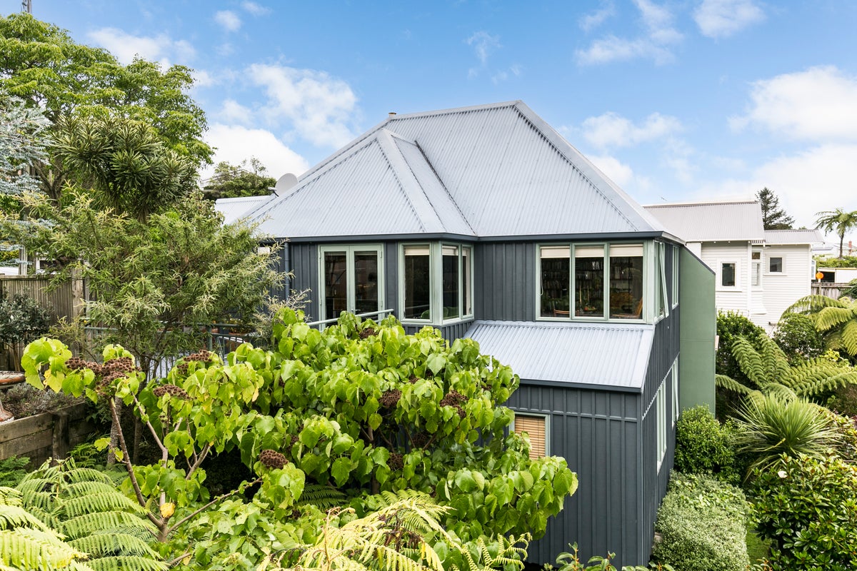 19B Pembroke Road, Northland, Wellington - Carousel 1