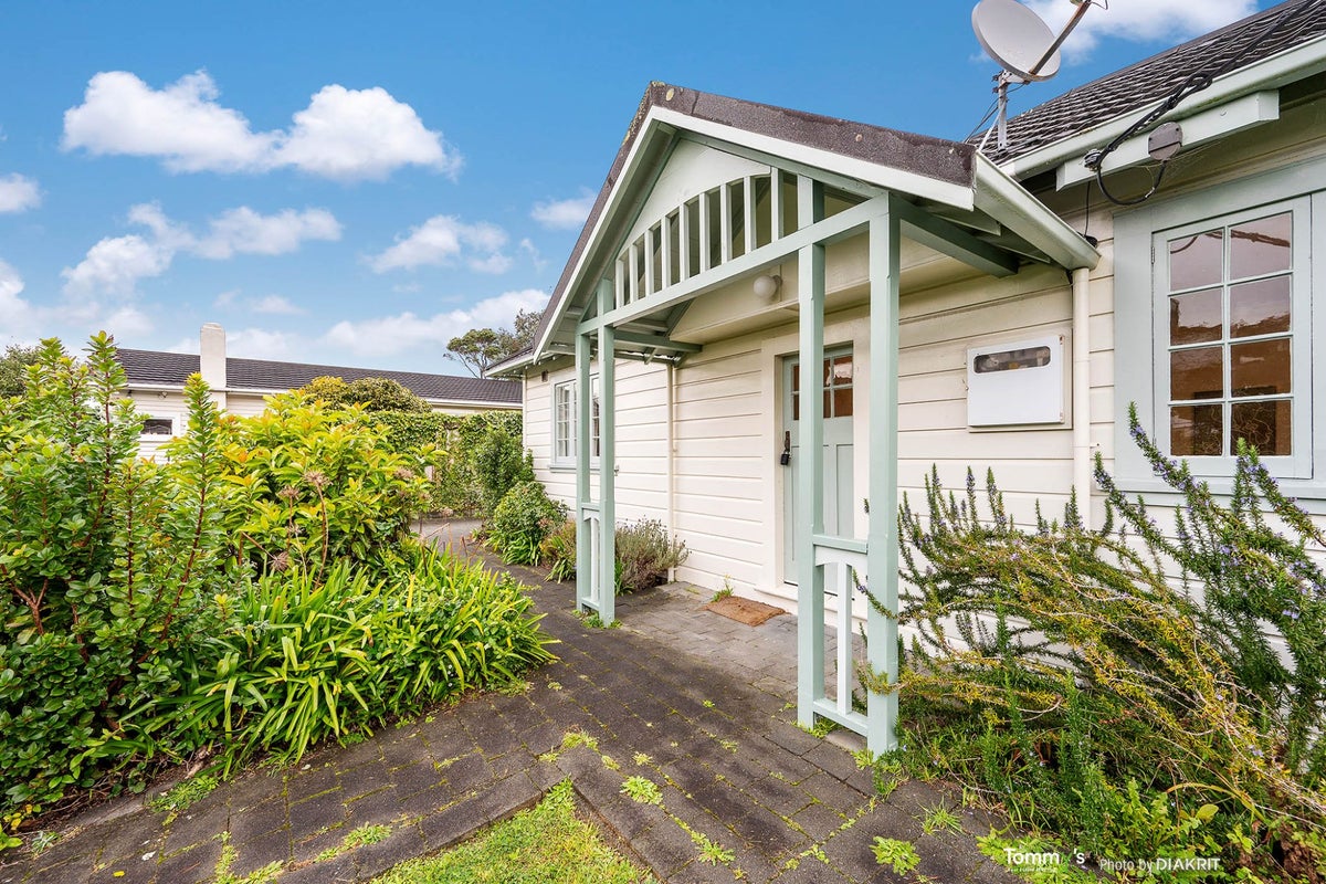 14 Delhi Crescent, Khandallah, Wellington - Carousel 1