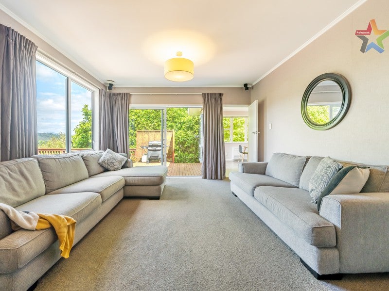 21 Sunnyview Drive, Brown Owl, Upper Hutt - Carousel 2