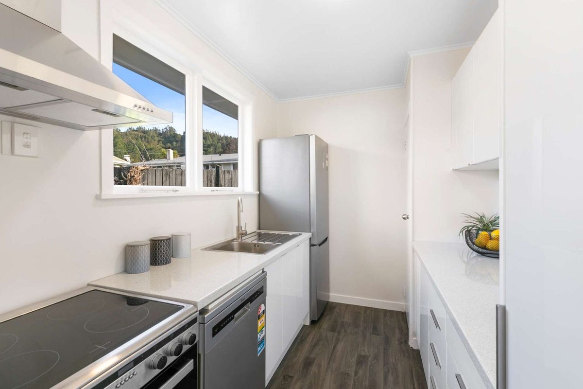6 Wainhouse Street, Stokes Valley, Lower Hutt - Carousel 2