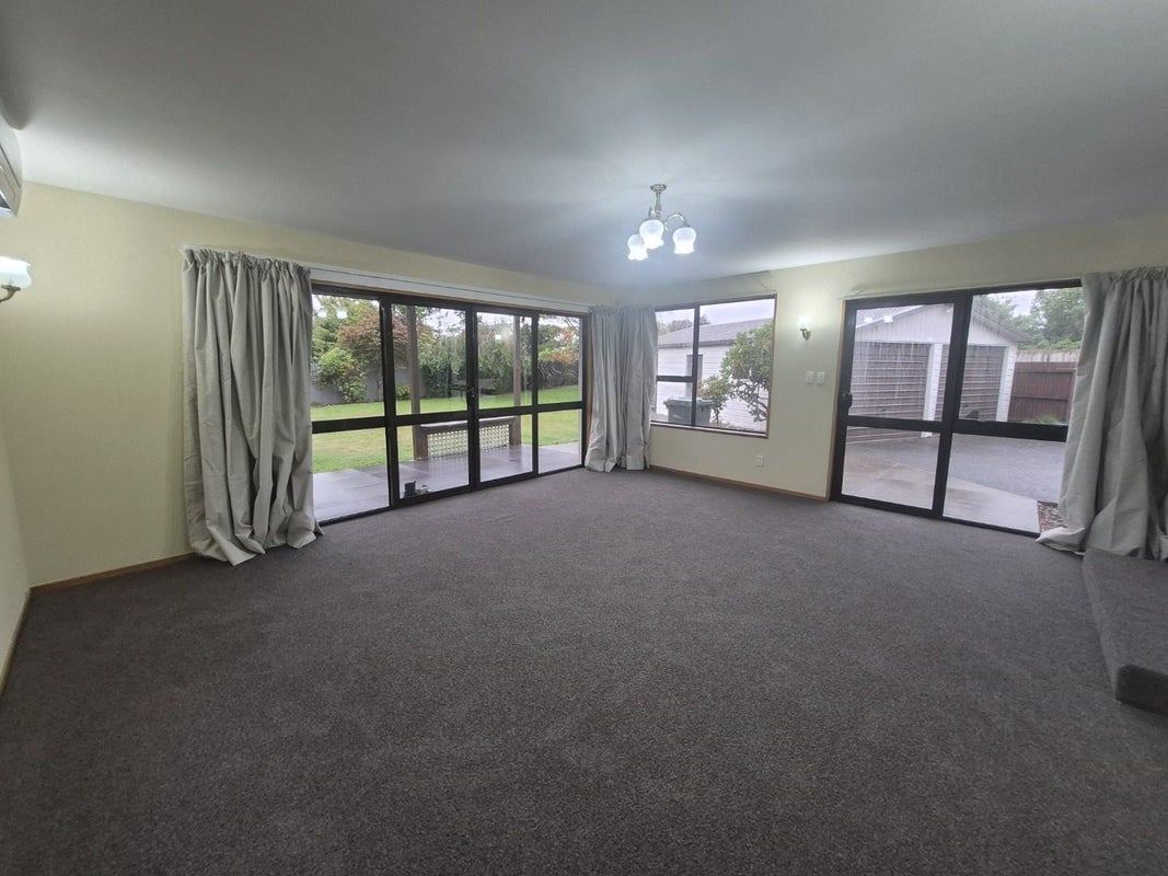 11 Merton Place, Bryndwr, Christchurch - Carousel 2