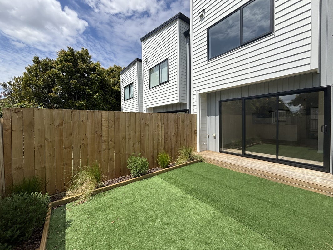 4/9 Flanshaw Road, Te Atatu South, Auckland - Carousel 1