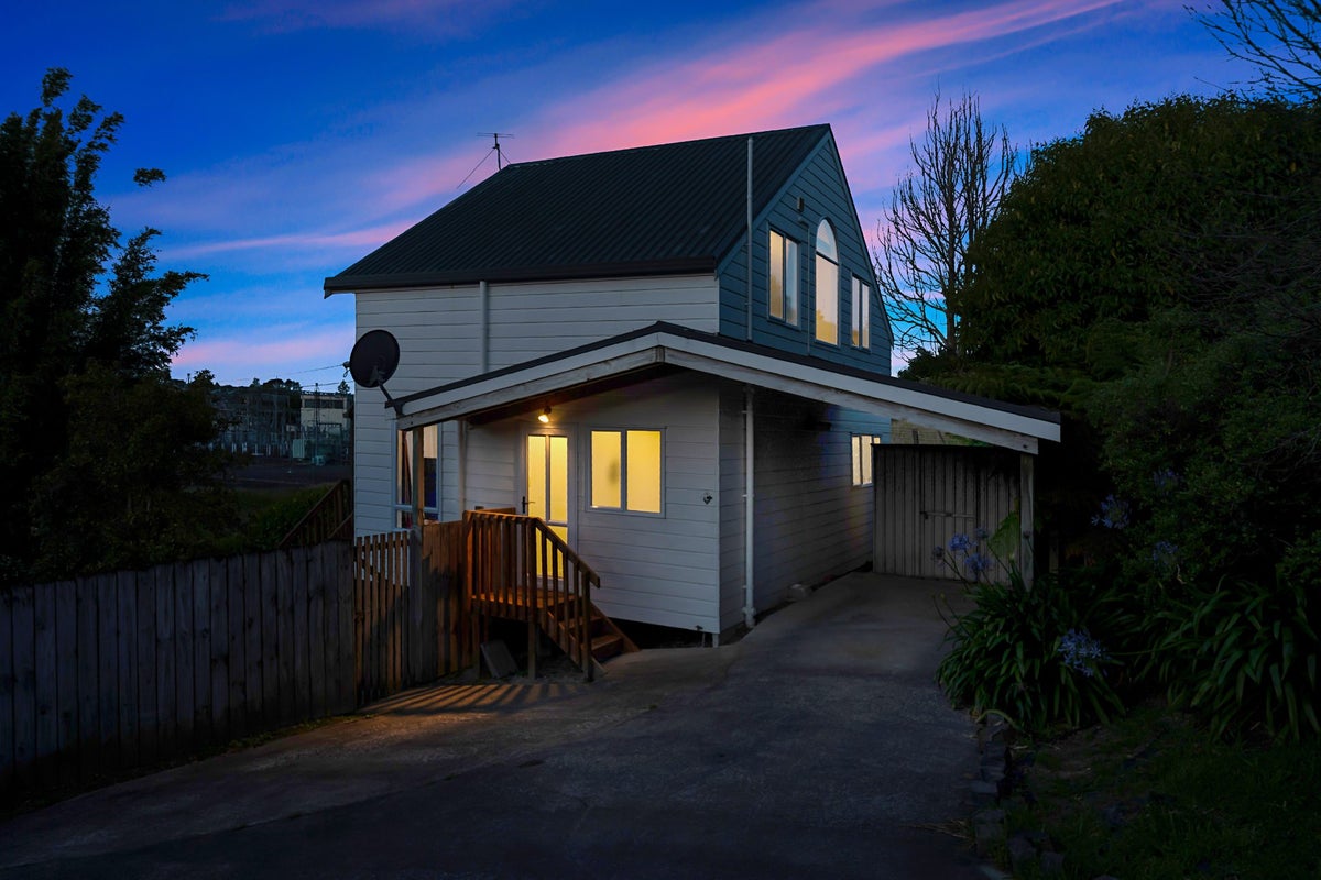 19 Lilburn Crescent, Massey, Auckland - Carousel 1