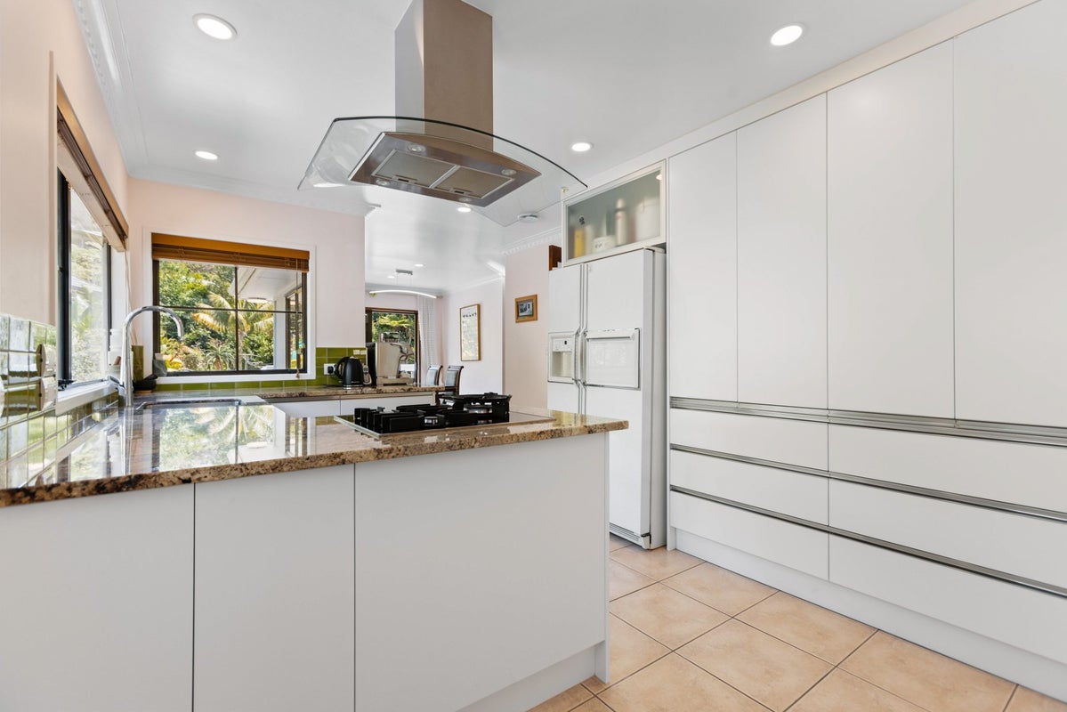 2/553 East Coast Road, Browns Bay, Auckland - Carousel 2
