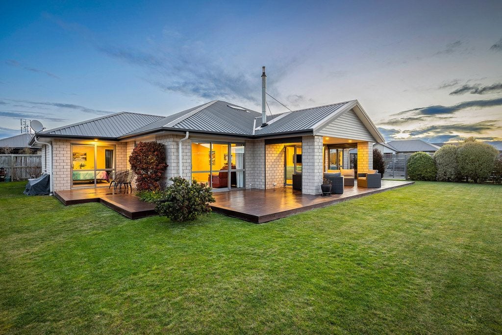 10 Rosewood Drive, Amberley, Amberley - Carousel 1