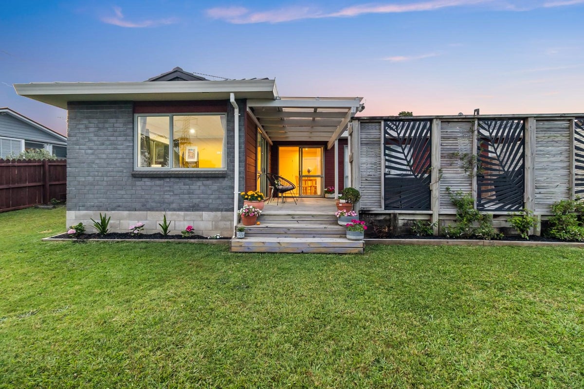 23 Faram Place, Massey, Auckland - Carousel 1