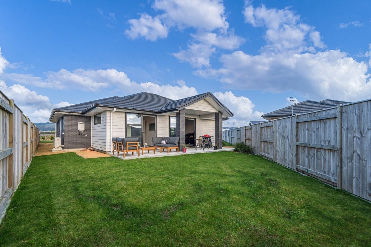 90 Johnstone Drive, Fitzherbert, Palmerston North - Carousel 1