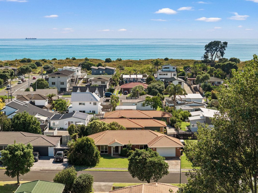 3 Webb Place, Papamoa Beach, Papamoa - Carousel 1