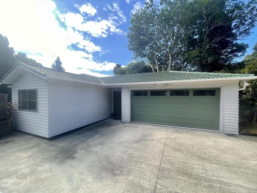 7 Takahe Road, Titirangi, Auckland - Carousel 1