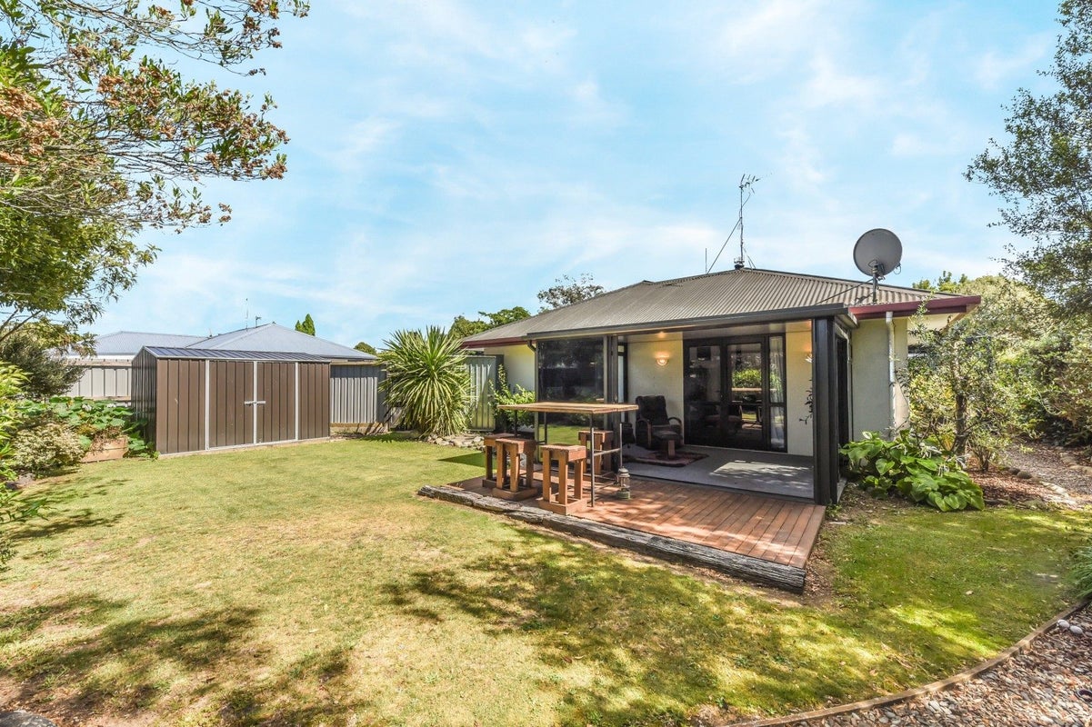 36 Lord Auckland Road, Wakefield - Carousel 1