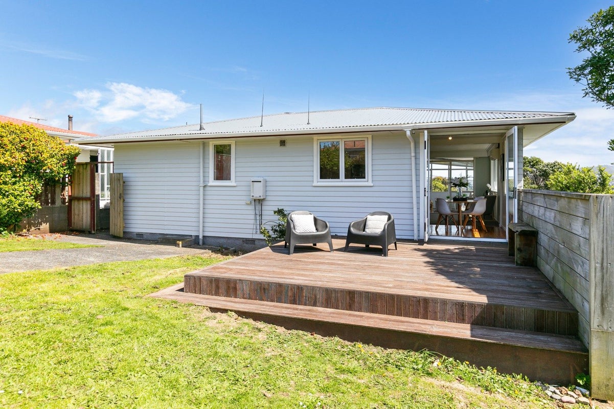 6 Brooker Grove, Newlands, Wellington - Carousel 1