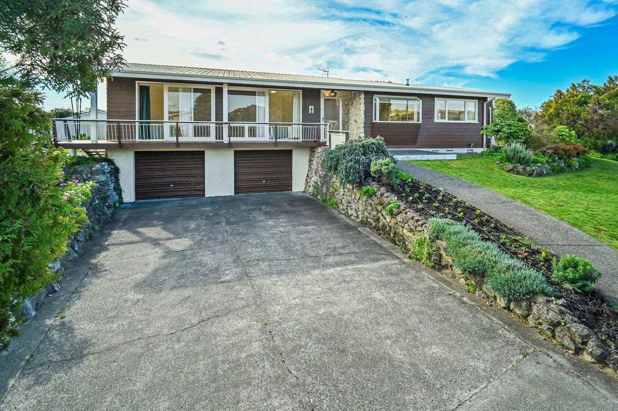 2 Rakau Street, Havelock North, Havelock North - Carousel 1