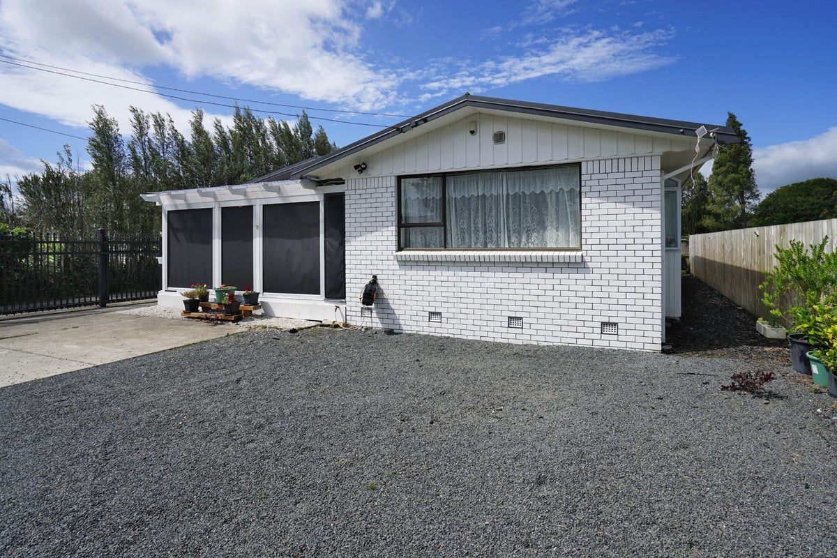 21 Saxbys Road, Glenview, Hamilton - Carousel 1