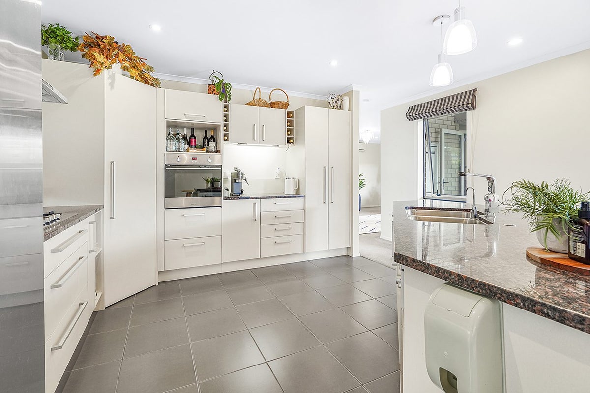 15 Satchmo Place, Rototuna North, Hamilton - Carousel 2