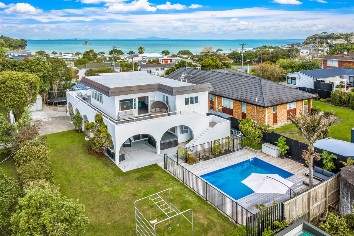 2 Hardley Avenue, Tindalls Beach, Whangaparaoa - Carousel 2