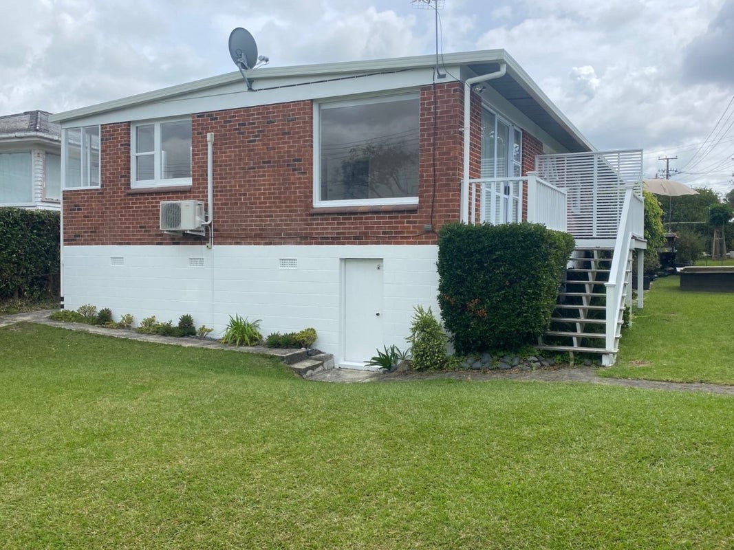 1/2 Scarboro Terrace, Murrays Bay, Auckland - Carousel 2