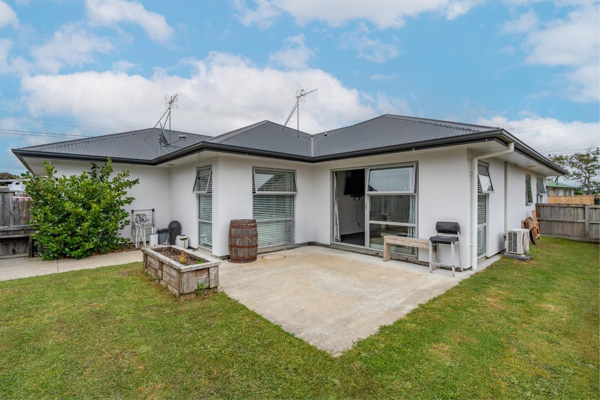 54 Lewis Street, Glenview, Hamilton - Carousel 1