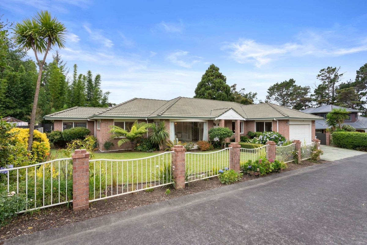 10 Greenwoods Close, Titirangi, Auckland - Carousel 1