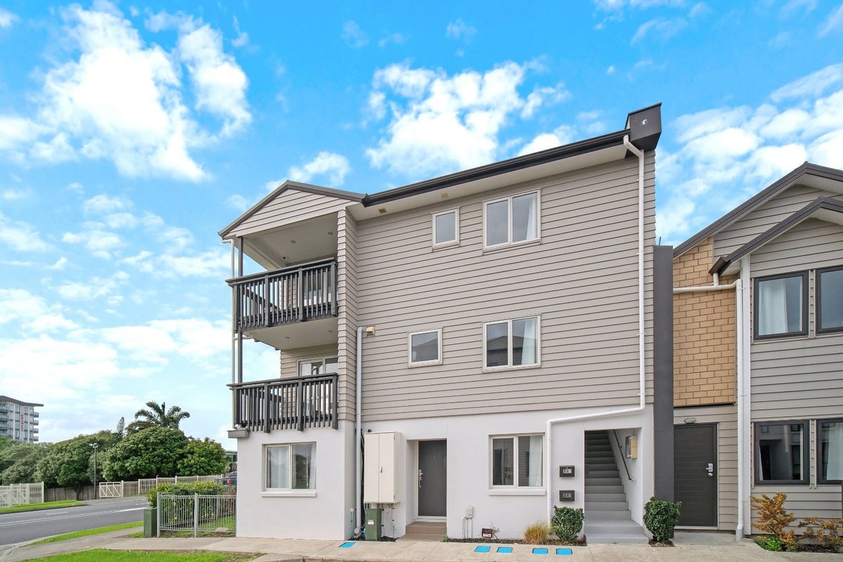 4/4 Wallson Crescent, Wiri, Auckland - Carousel 1