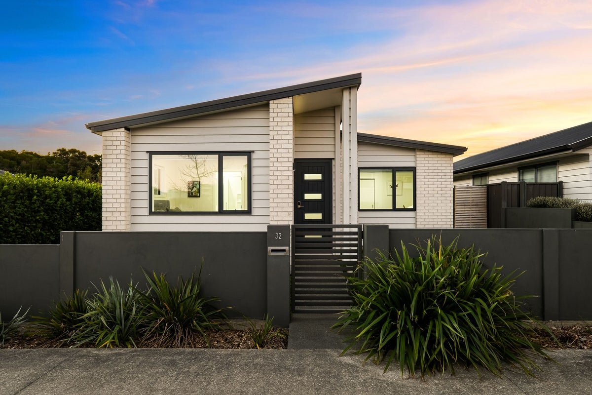 32 Karearea Avenue, Kenepuru, Porirua - Carousel 1