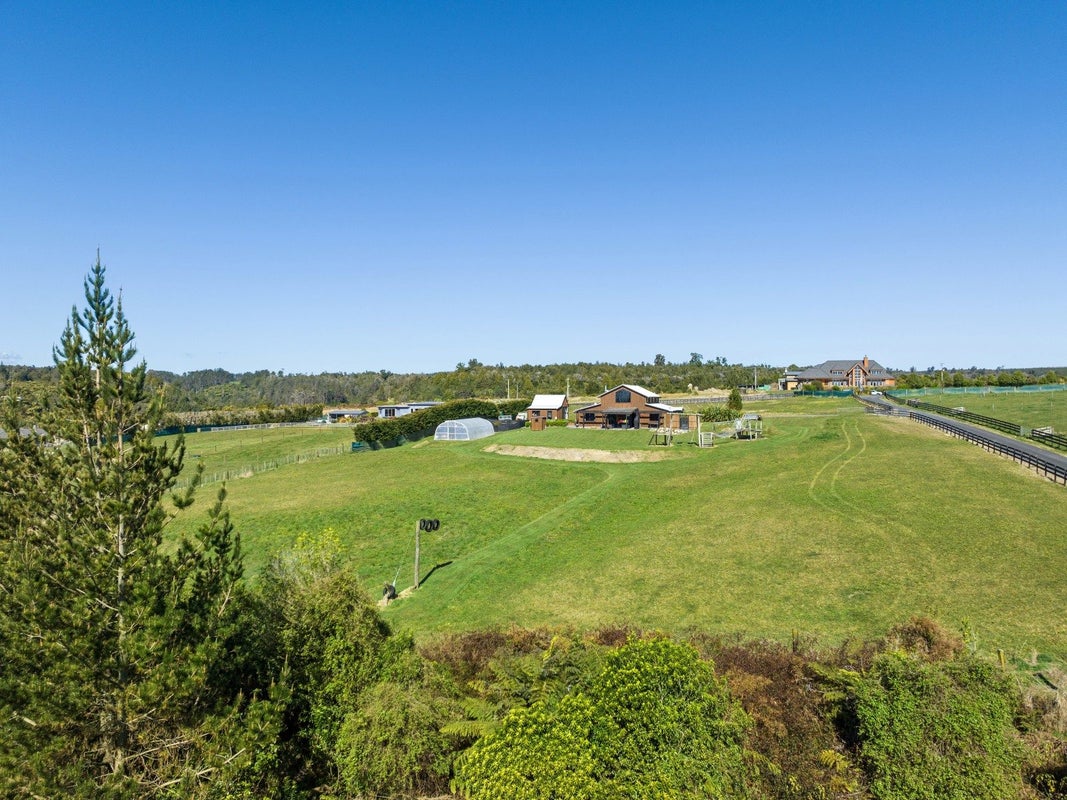17 Sarona Park Drive, Omanawa, Tauranga - Carousel 1