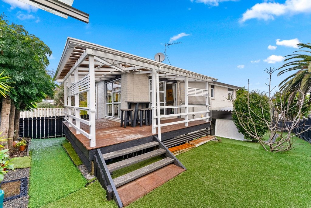 2/44 Rodney Street, Howick, Auckland - Carousel 25
