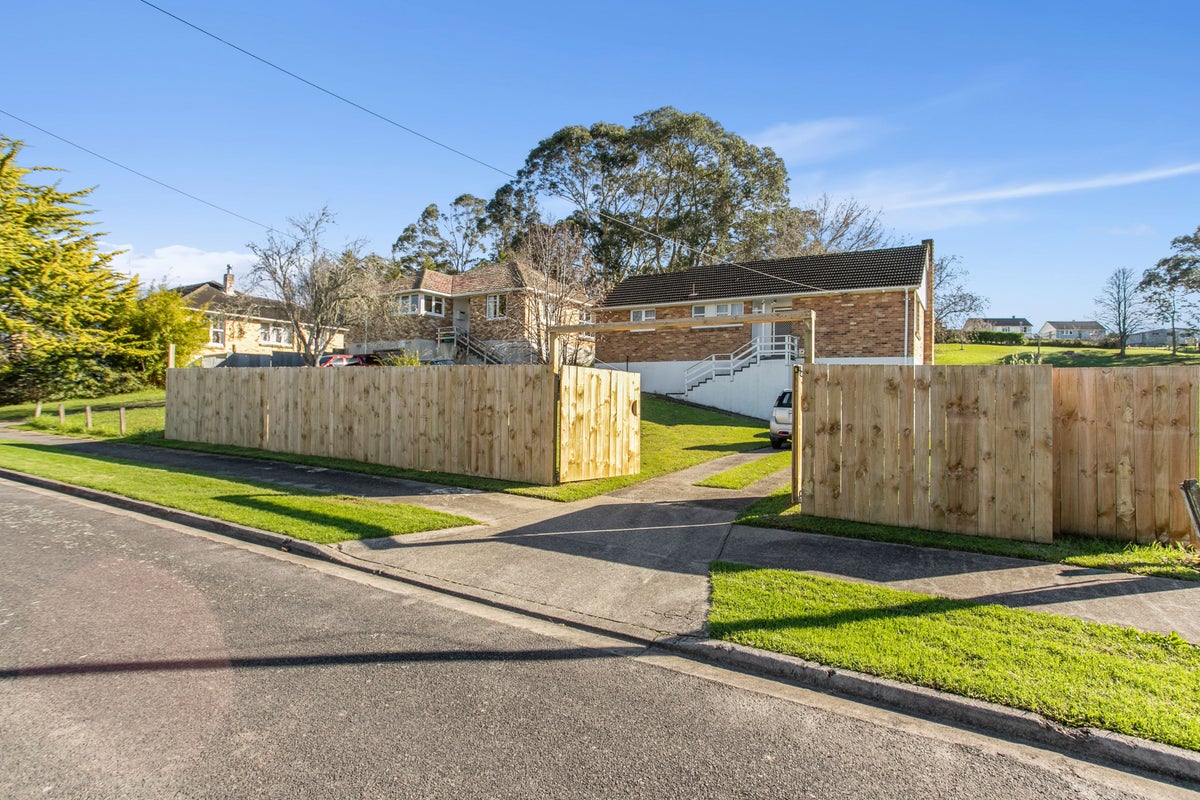 18 Te Wheoro Street, MEREMERE, MERCER - Carousel 2
