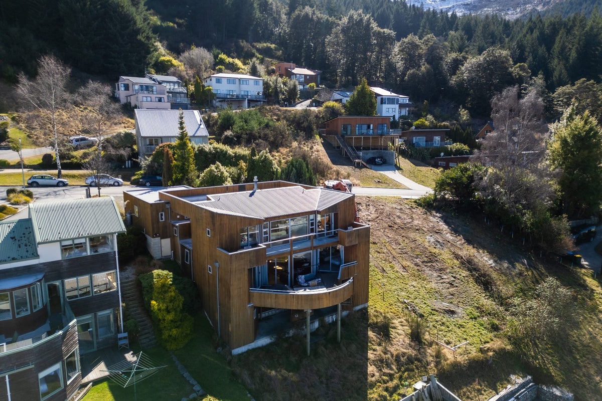 132 Wynyard Crescent, Fernhill, Queenstown - Carousel 2