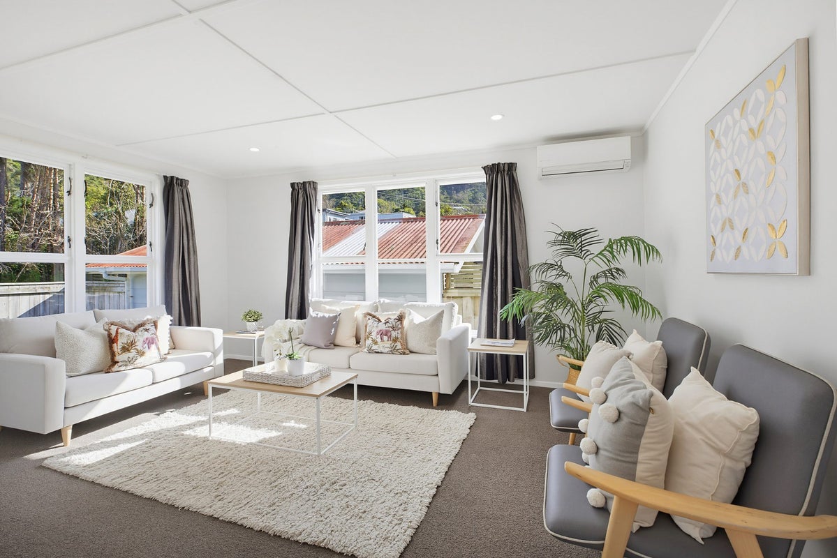 8A Frederick Street, Tawa, Wellington - Carousel 1