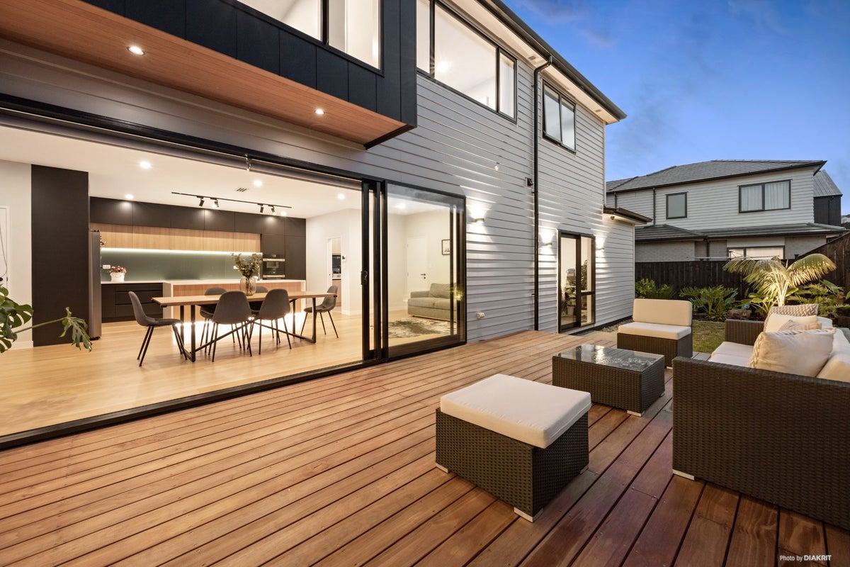 2 Kumukumu Road, Long Bay, Auckland - Carousel 1