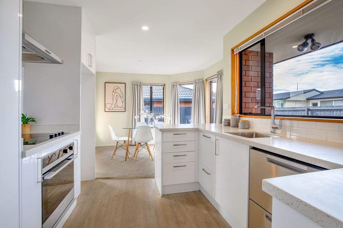 3/32 Seymour Street, Hornby, Christchurch - Carousel 2