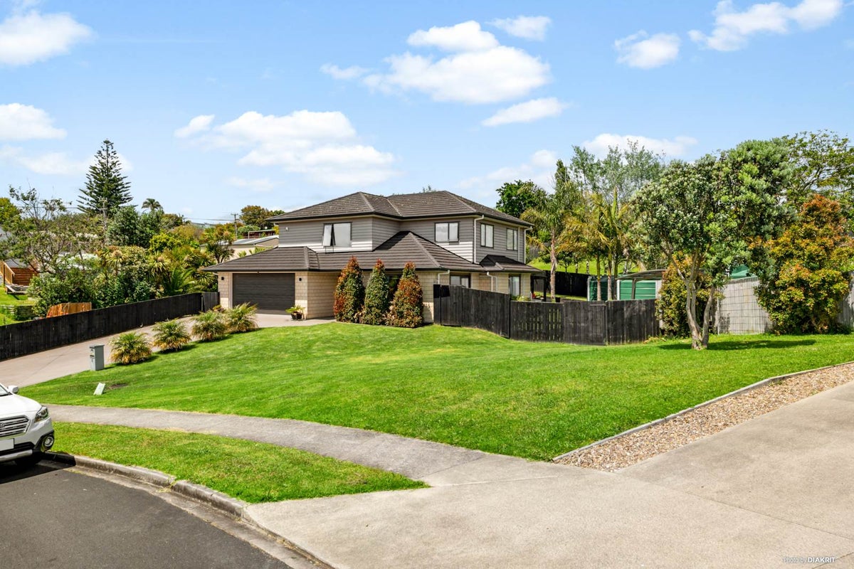 4 Pony Park Place, Beachlands, Auckland - Carousel 1