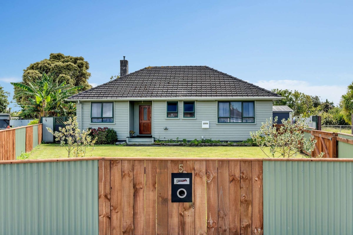 5 Kauri Street, Elgin, Gisborne - Carousel 1