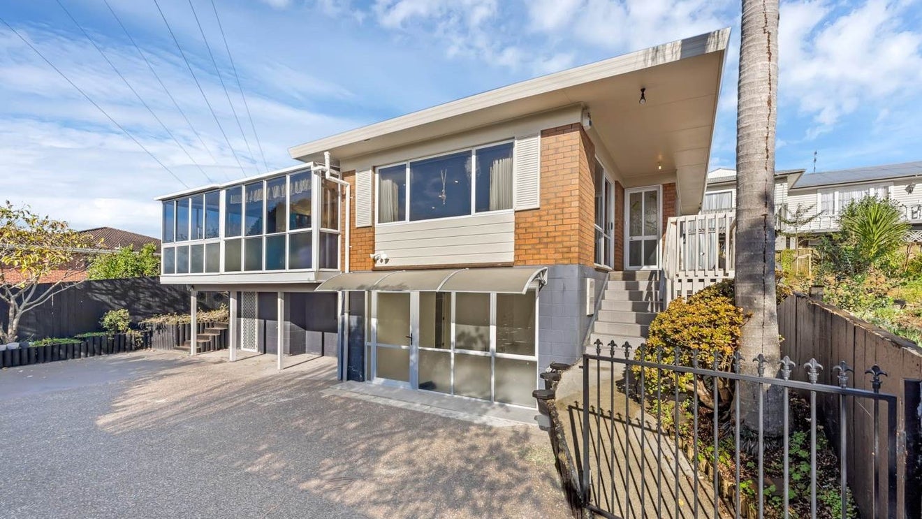 2/4 Fairlea Road, Te Atatu South, Auckland - Carousel 1