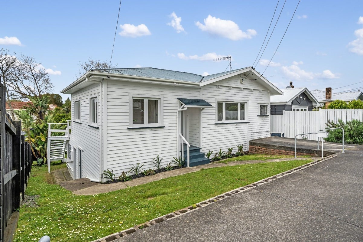 35 Premier Avenue, Point Chevalier, Auckland - Carousel 1