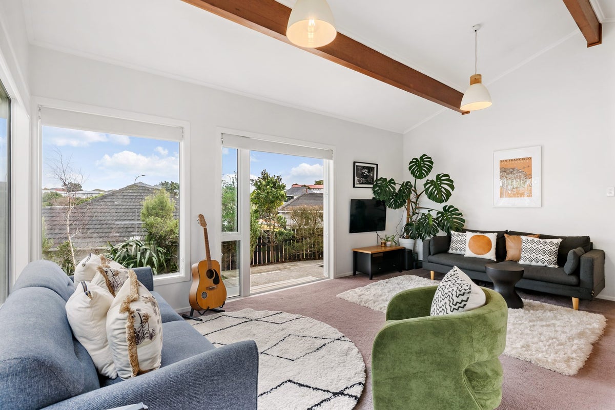 10 Loasby Crescent, Newlands, Wellington - Carousel 2