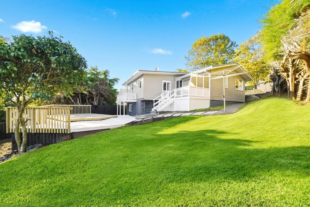 15 Nor'east Drive, Northcross, North Shore City, Auckland - Carousel 1