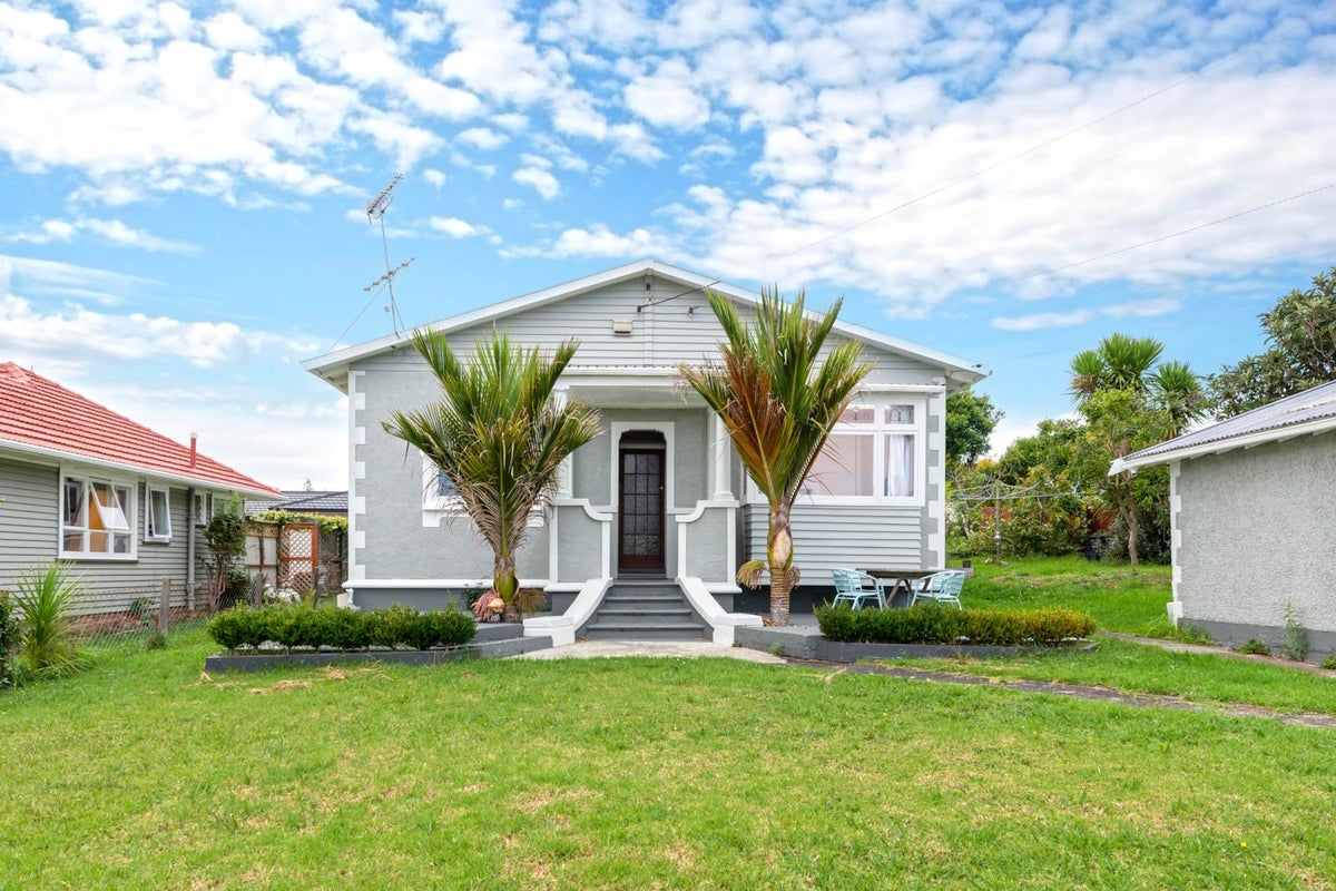25 Koromiko Street, New Lynn, Auckland - Carousel 1