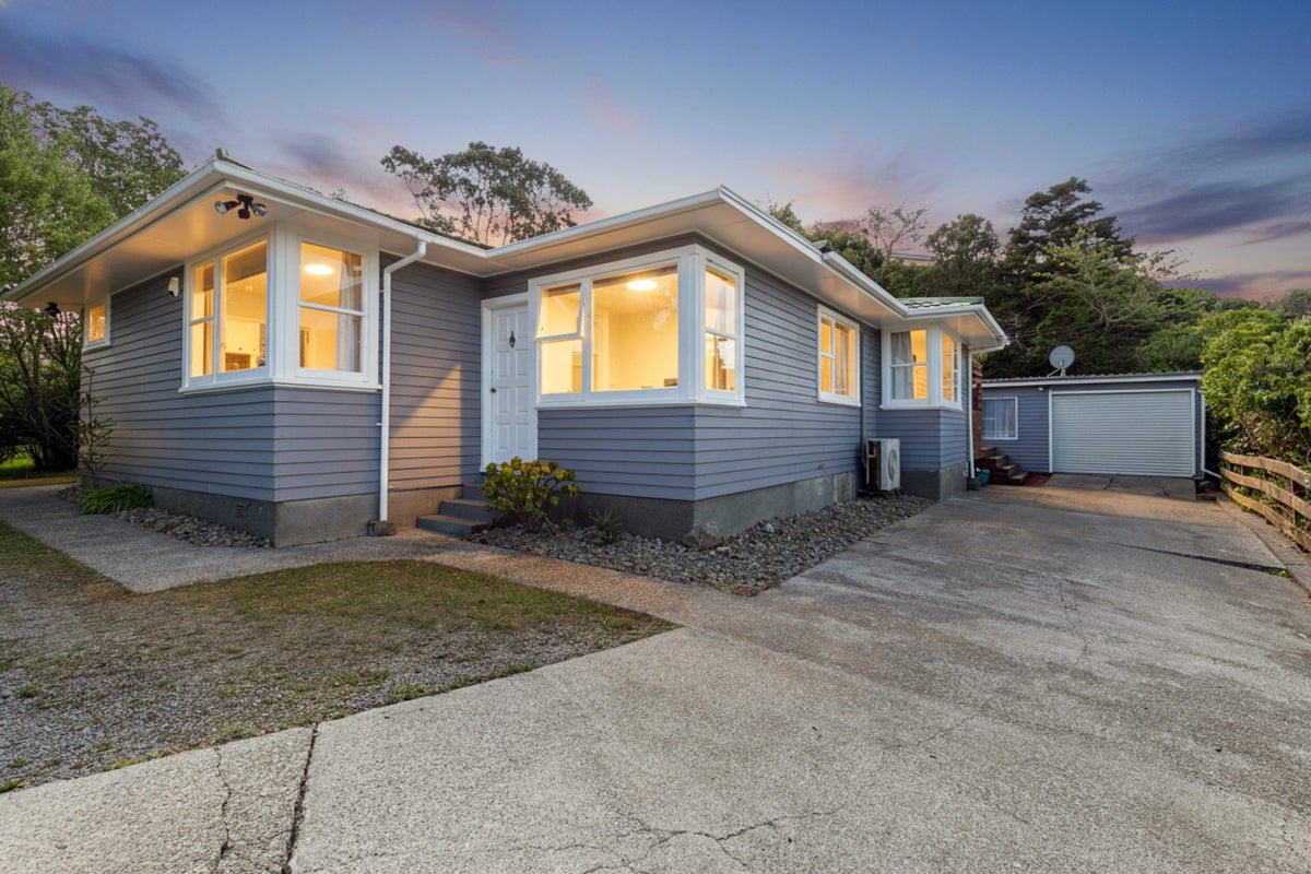 5 Dominion Park Street, Johnsonville, Wellington - Carousel 1