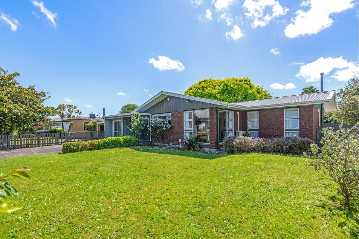 31 Somerset Crescent, Highbury, Palmerston North - Carousel 1