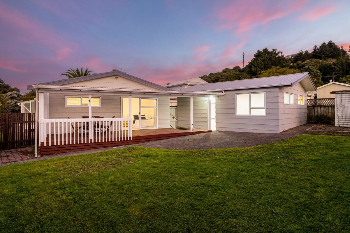 11 Transom Close, Whitby, Porirua - Carousel 1