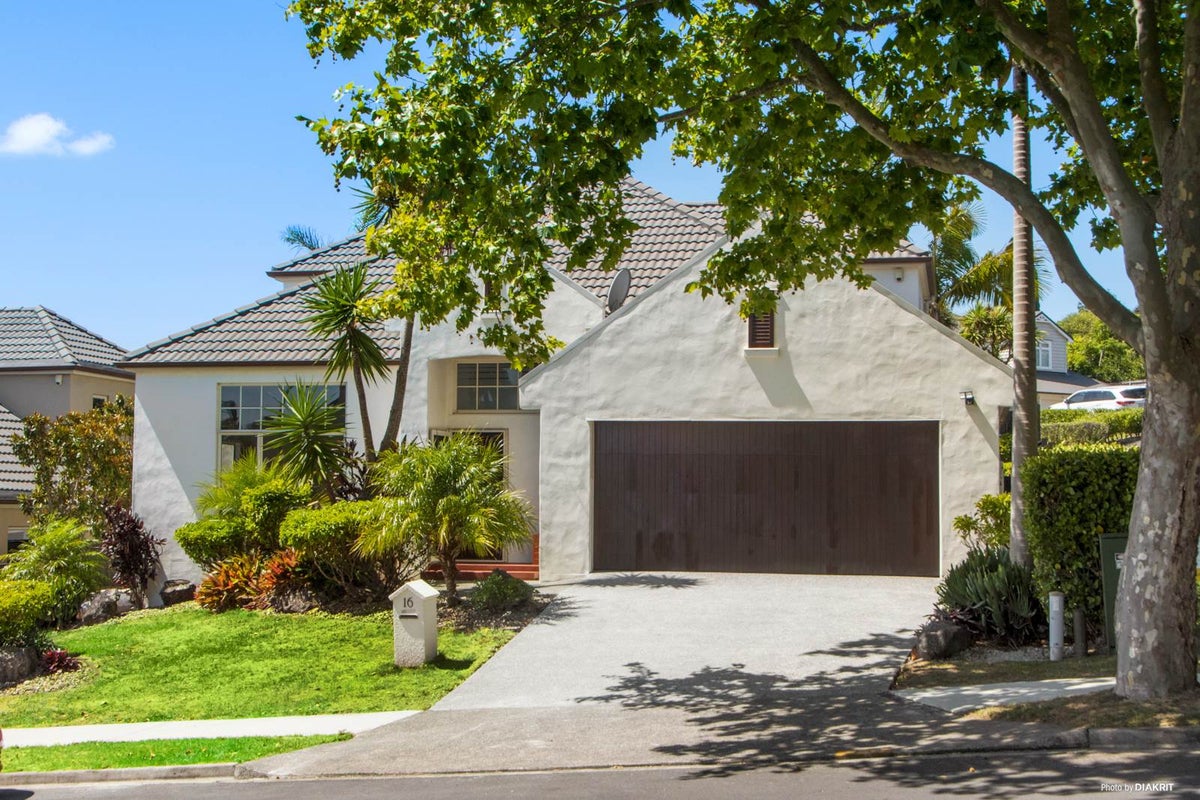 16 Brooke Ridge Rise, East Tamaki Heights, Auckland - Carousel 1
