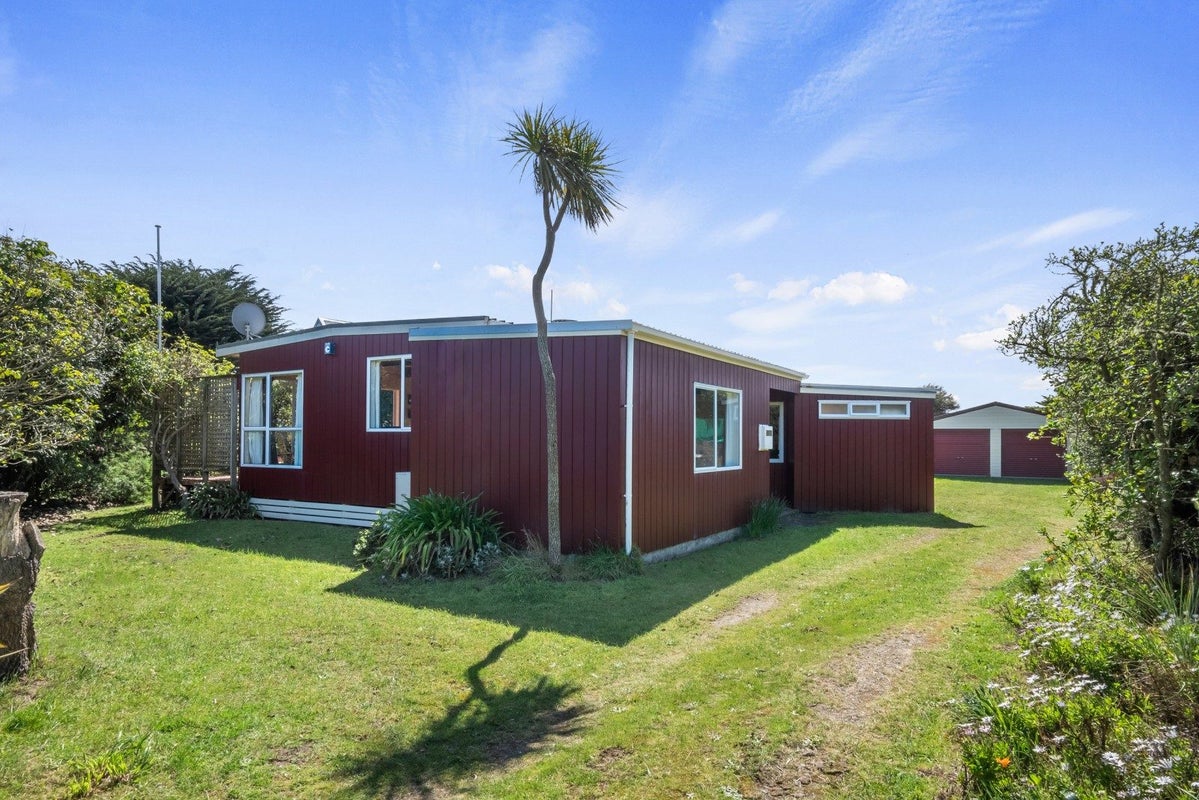 9 Duncan Street, Waikawa Beach, Levin - Carousel 1