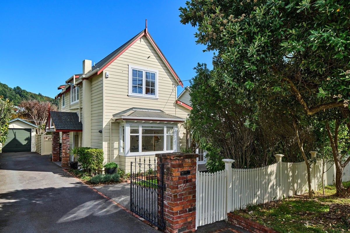 13 Miro Street, Eastbourne, Lower Hutt - Carousel 1
