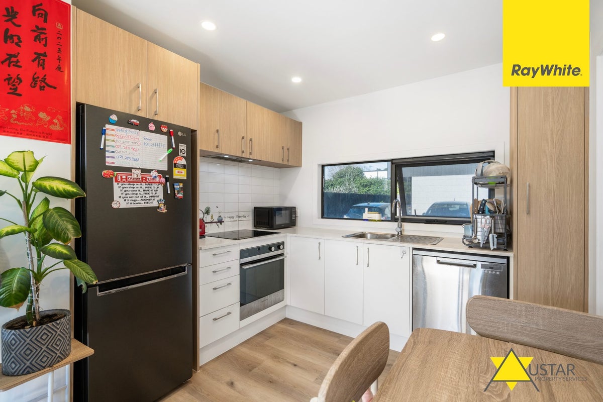 3/2 Stokes Avenue, Te Atatu Peninsula, Auckland - Carousel 2