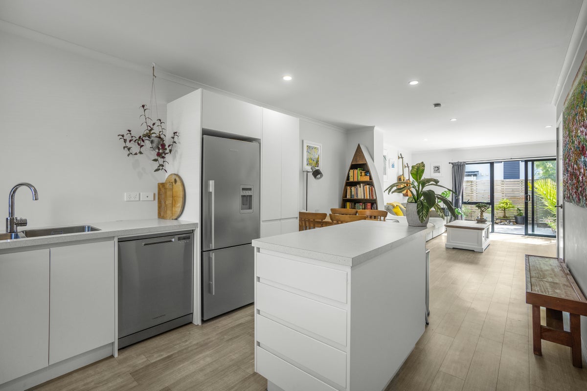 15/9 Surrey St, Tawa, Wellington - Carousel 1