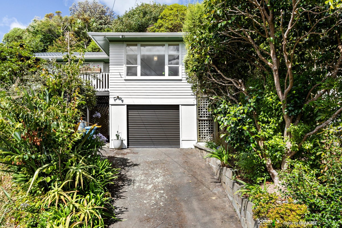 11 Wrights Hill Road, Karori, Wellington - Carousel 1
