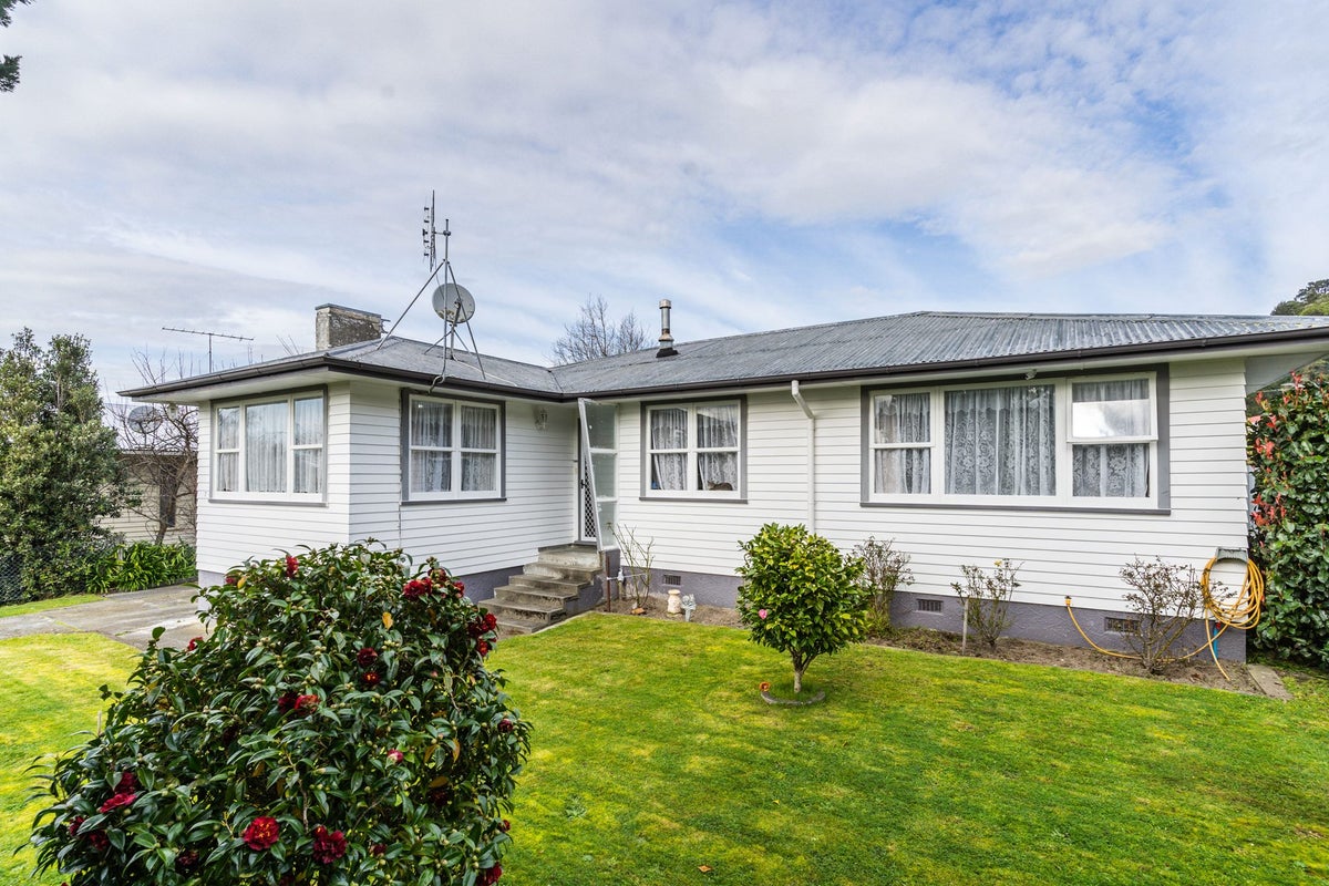 7 Churchill Crescent, Featherston - Carousel 1