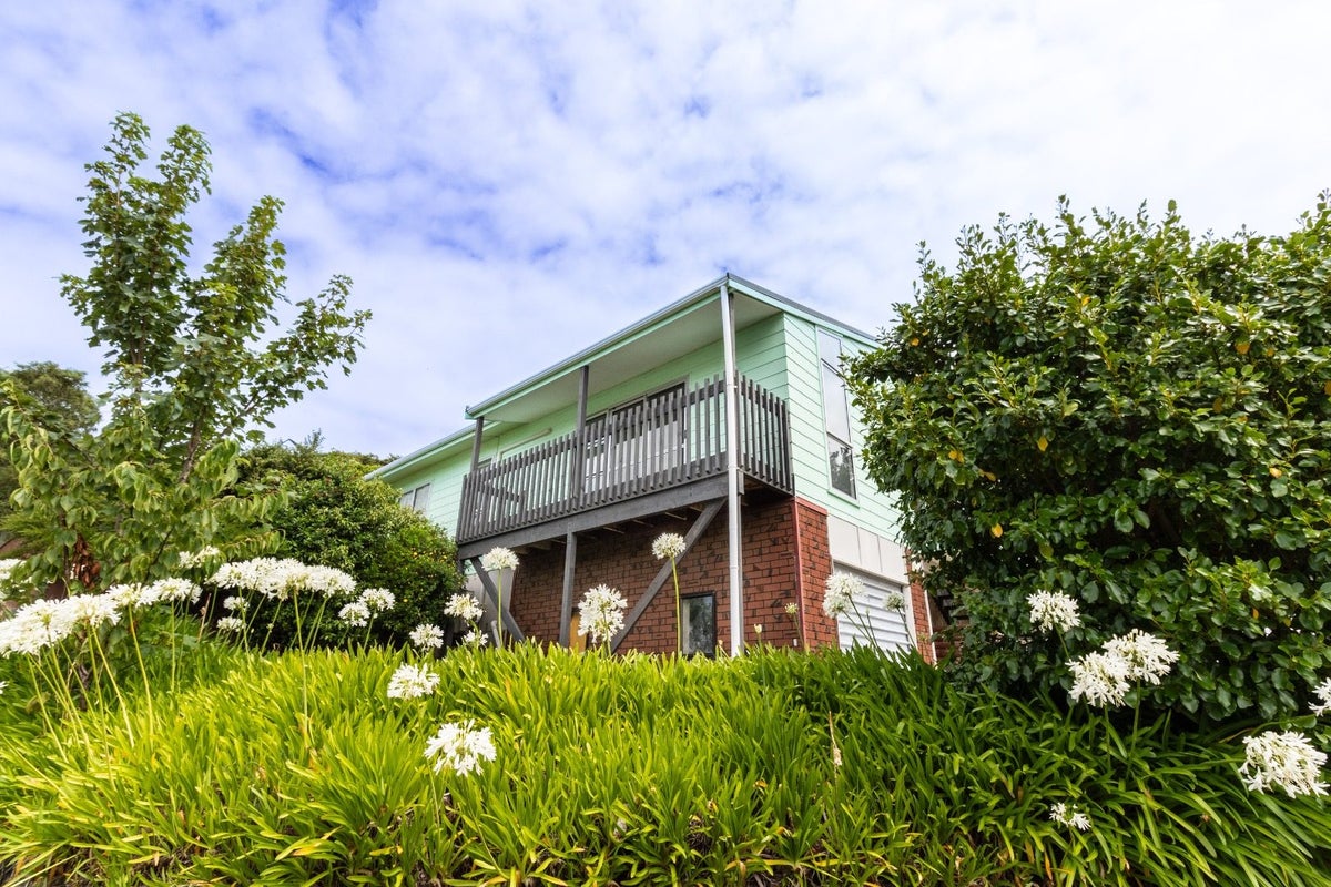 11 Nalanda Crescent, Broadmeadows, Wellington - Carousel 1
