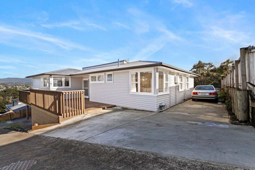11 Western View Court, Sunnyvale, Auckland - Carousel 1